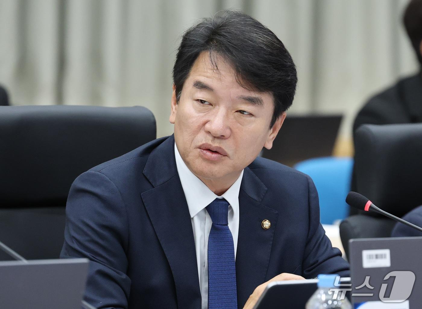 본문 이미지 - 문진석 더불어민주당 의원이 15일 오전 정부대전청사에서 국회 재정경제기획위원회의 국가데이터처, 관세청, 조달청에 대한 국정감사에서 질의하고 하고 있다. 2026.10.15 ⓒ 뉴스1 김기태 기자