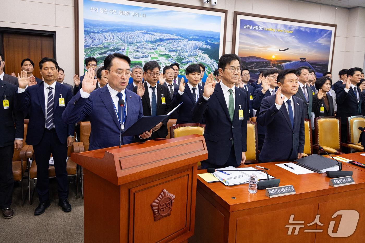본문 이미지 - 15일 서울 여의도 국회에서 열린 국토교통위원회의 한국부동산원 등에 대한 국정감사에 출석해 증인 선서를 하고 있다. 2026.10.15 ⓒ 뉴스1 유승관 기자