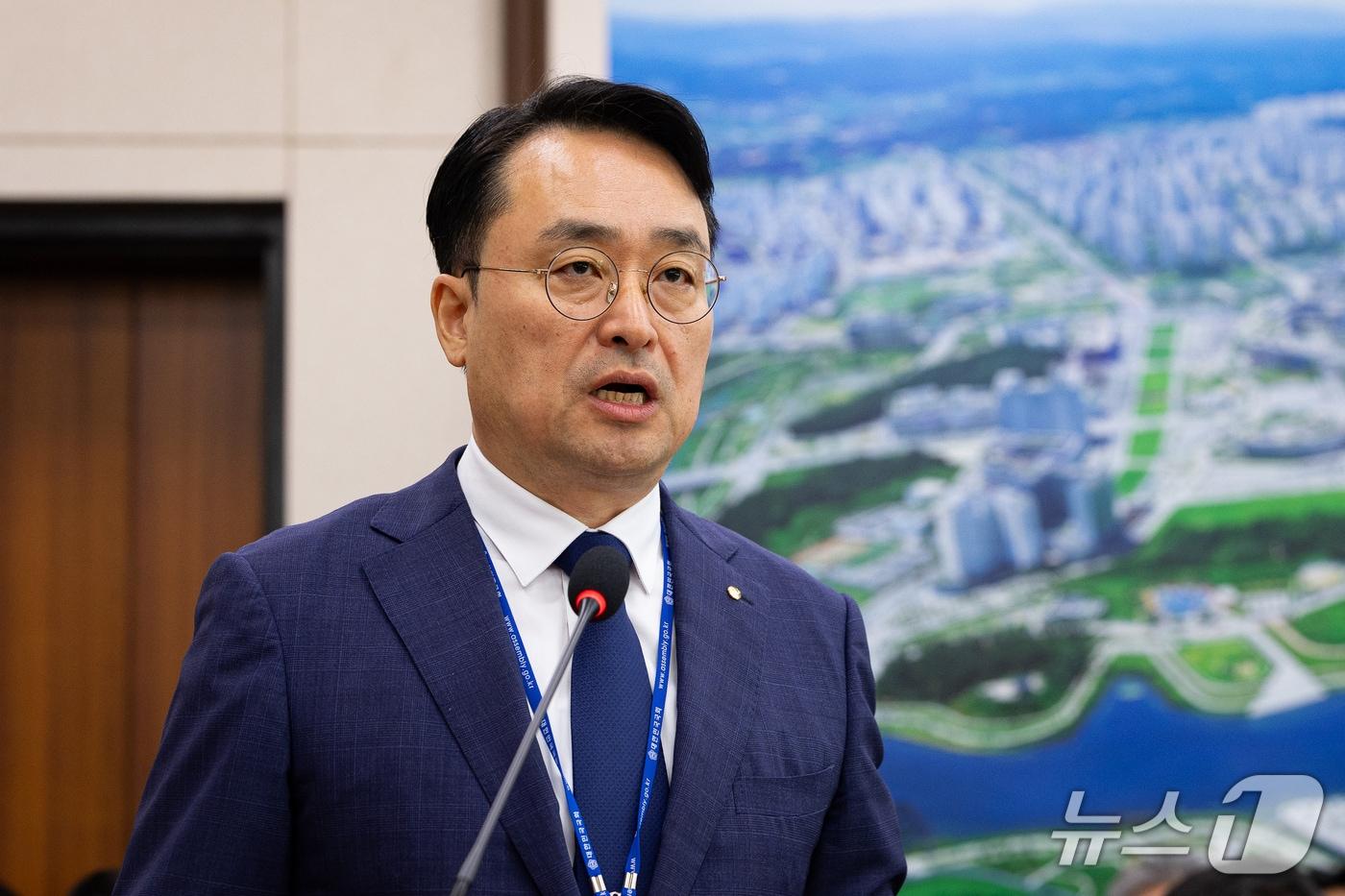 본문 이미지 - 이헌욱 한국부동산원장이 15일 서울 여의도 국회에서 열린 국토교통위원회의 한국부동산원 등에 대한 국정감사에 출석해 업무보고를 하고 있다. 2026.10.15 ⓒ 뉴스1 유승관 기자