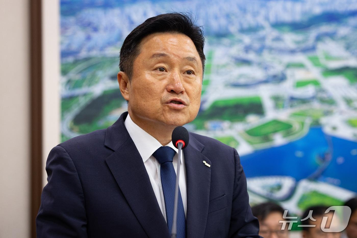 본문 이미지 - 최인호 주택도시보증공사 사장이 15일 서울 여의도 국회에서 열린 국토교통위원회의 한국부동산원 등에 대한 국정감사에 출석해 업무보고를 하고 있다. 2026.10.15 ⓒ 뉴스1 유승관 기자