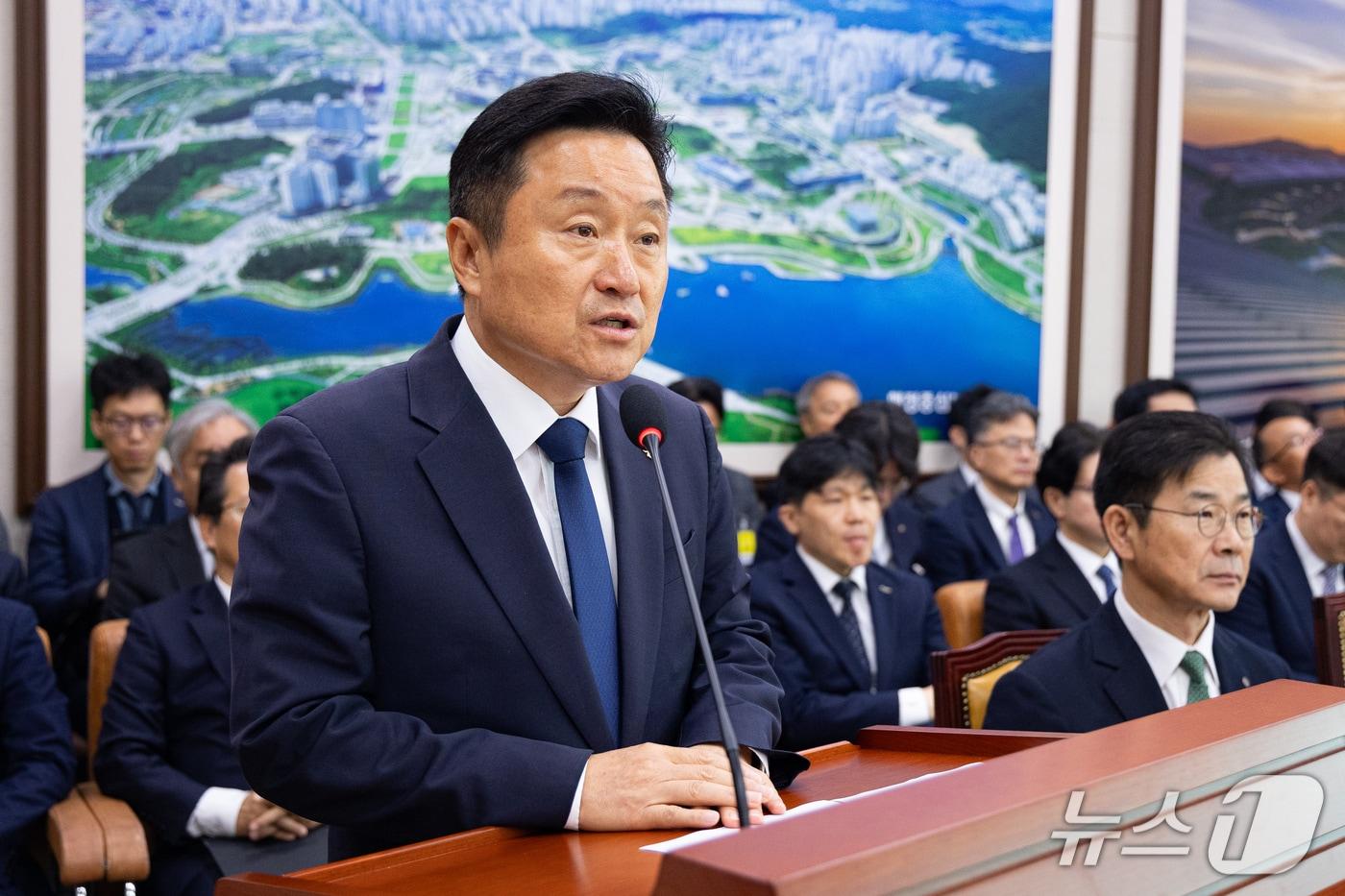 본문 이미지 - 최인호 주택도시보증공사 사장이 15일 서울 여의도 국회에서 열린 국토교통위원회의 한국부동산원 등에 대한 국정감사에 출석해 업무보고를 하고 있다. 2026.10.15 ⓒ 뉴스1 유승관 기자