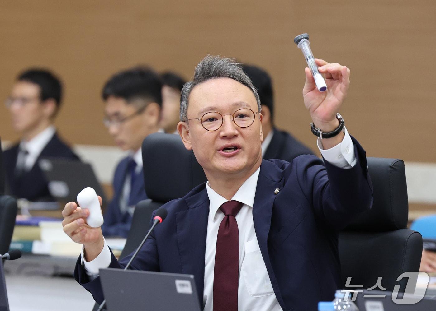 본문 이미지 - 안상훈 국민의힘 의원이 15일 오전 정부대전청사에서 국회 재정경제기획위원회의 국가데이터처, 관세청, 조달청에 대한 국정감사에서 질의하고 하고 있다. 2026.10.15 ⓒ 뉴스1 김기태 기자