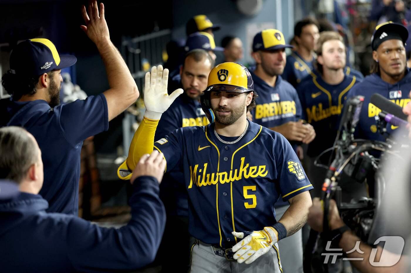 본문 이미지 - MLB 밀워키가 다저스와 NLCS에서 3연승을 거뒀다. ⓒ AFP=뉴스1
