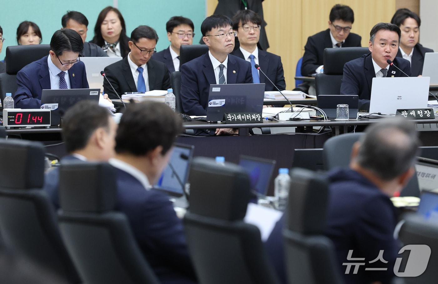 본문 이미지 - 이종욱 관세청장이 15일 오전 정부대전청사에서 열린 국회 재정경제기획위원회의 국가데이터처, 관세청, 조달청에 대한 국정감사에서 답변하고 있다. 2026.10.15 ⓒ 뉴스1 김기태 기자