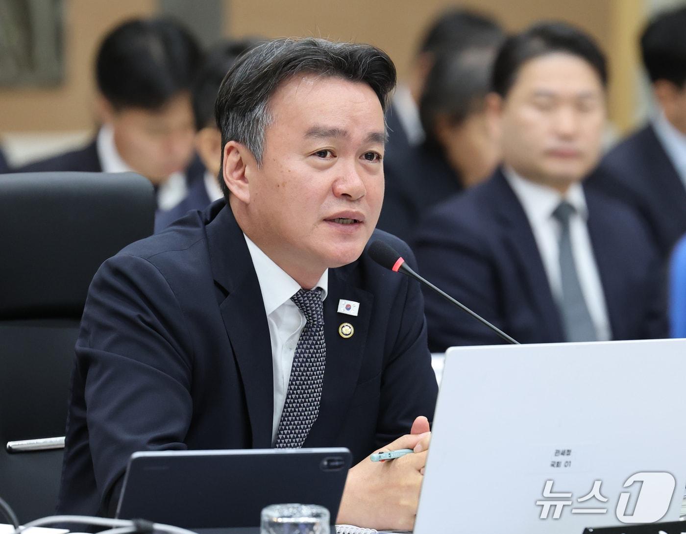 본문 이미지 - 이종욱 관세청장이 15일 오전 정부대전청사에서 열린 국회 재정경제기획위원회의 국가데이터처, 관세청, 조달청에 대한 국정감사에서 업무보고를 하고 있다. 2026.10.15 ⓒ 뉴스1 김기태 기자
