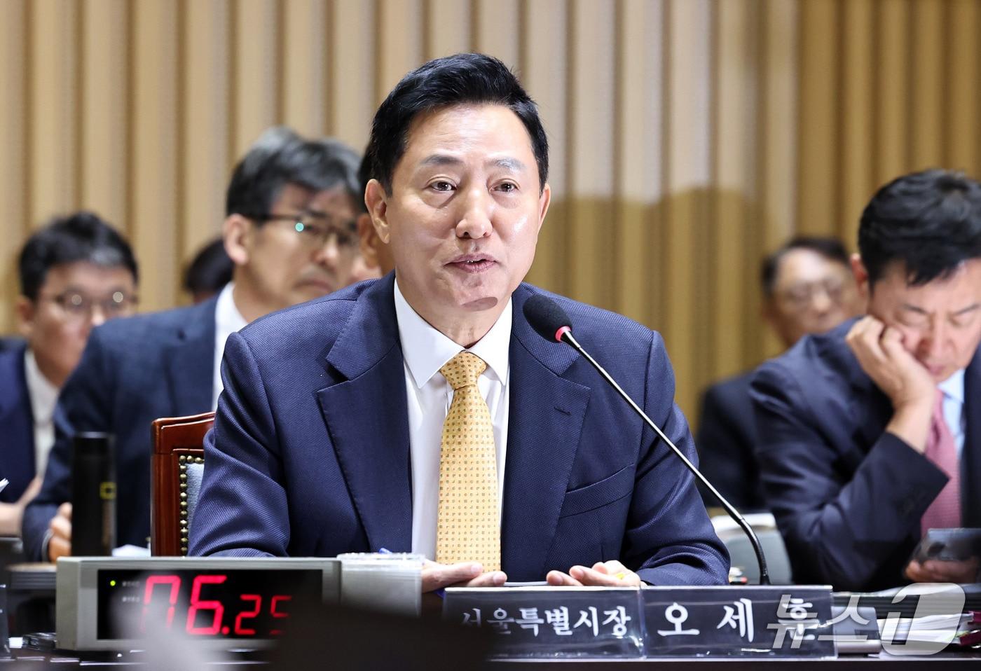 본문 이미지 - 오세훈 서울시장이 15일 서울시청에서 열린 국회 행정안전위원회의 서울시에 대한 국정감사에서 질의에 답변하고 있다. 2026.10.15 ⓒ 뉴스1 구윤성 기자