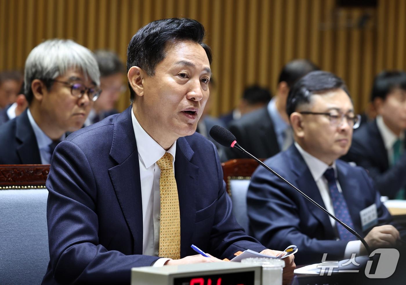 본문 이미지 - 오세훈 서울시장이 15일 서울시청에서 열린 국회 행정안전위원회의 서울시에 대한 국정감사에서 질의에 답변하고 있다. 2026.10.15 ⓒ 뉴스1 구윤성 기자