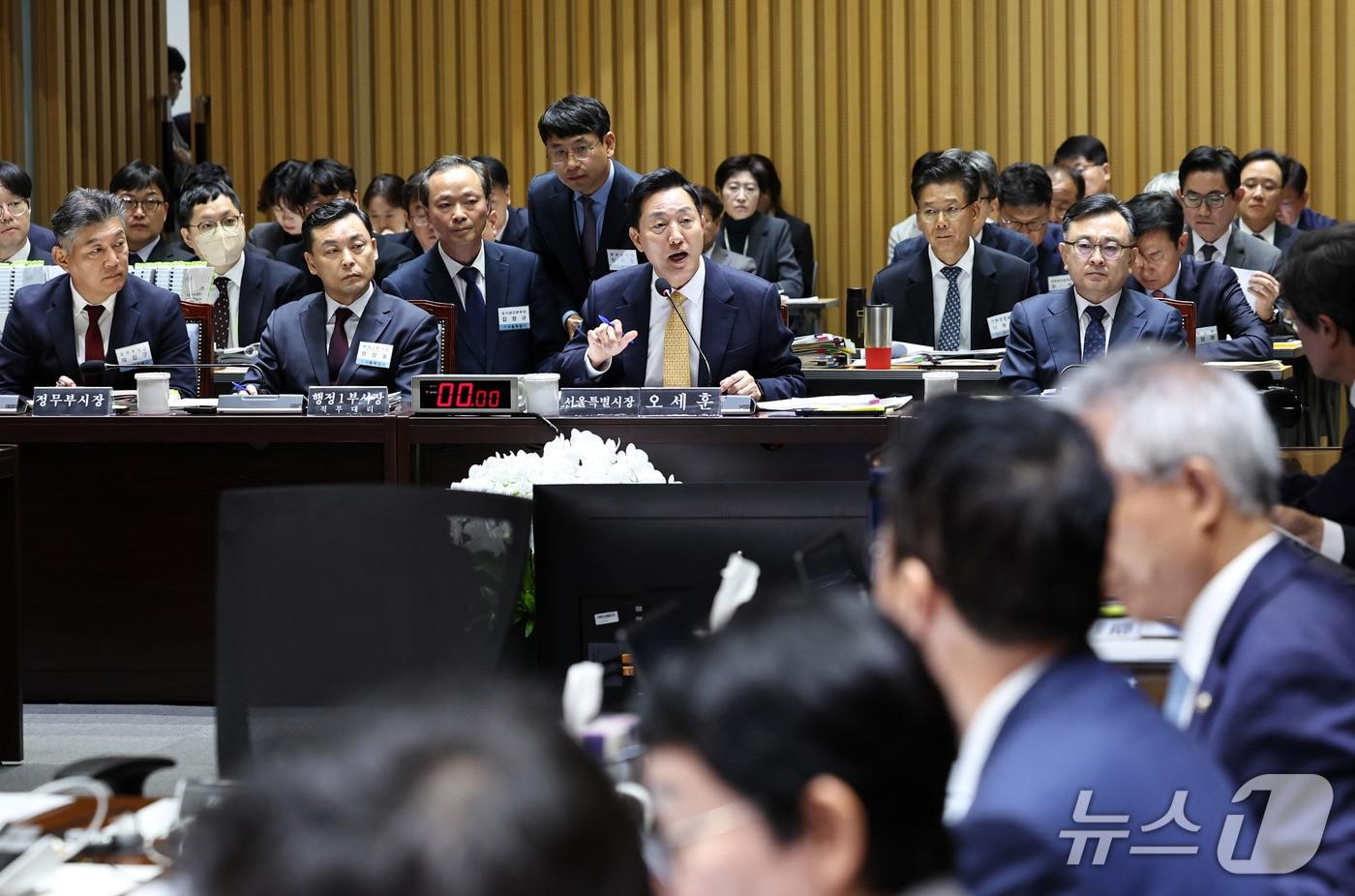 본문 이미지 - 오세훈 서울시장이 15일 서울시청에서 열린 국회 행정안전위원회의 서울시에 대한 국정감사에서 질의에 답변하고 있다. 2026.10.15 ⓒ 뉴스1 구윤성 기자