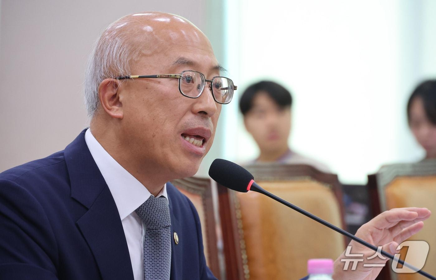 본문 이미지 - 조원철 법제처장이 15일 서울 여의도 국회에서 열린 법제사법위원회의 법제처에 대한 국정감사에서 증인 선서를 하고 있다. 2026.10.15 ⓒ 뉴스1 신웅수 기자