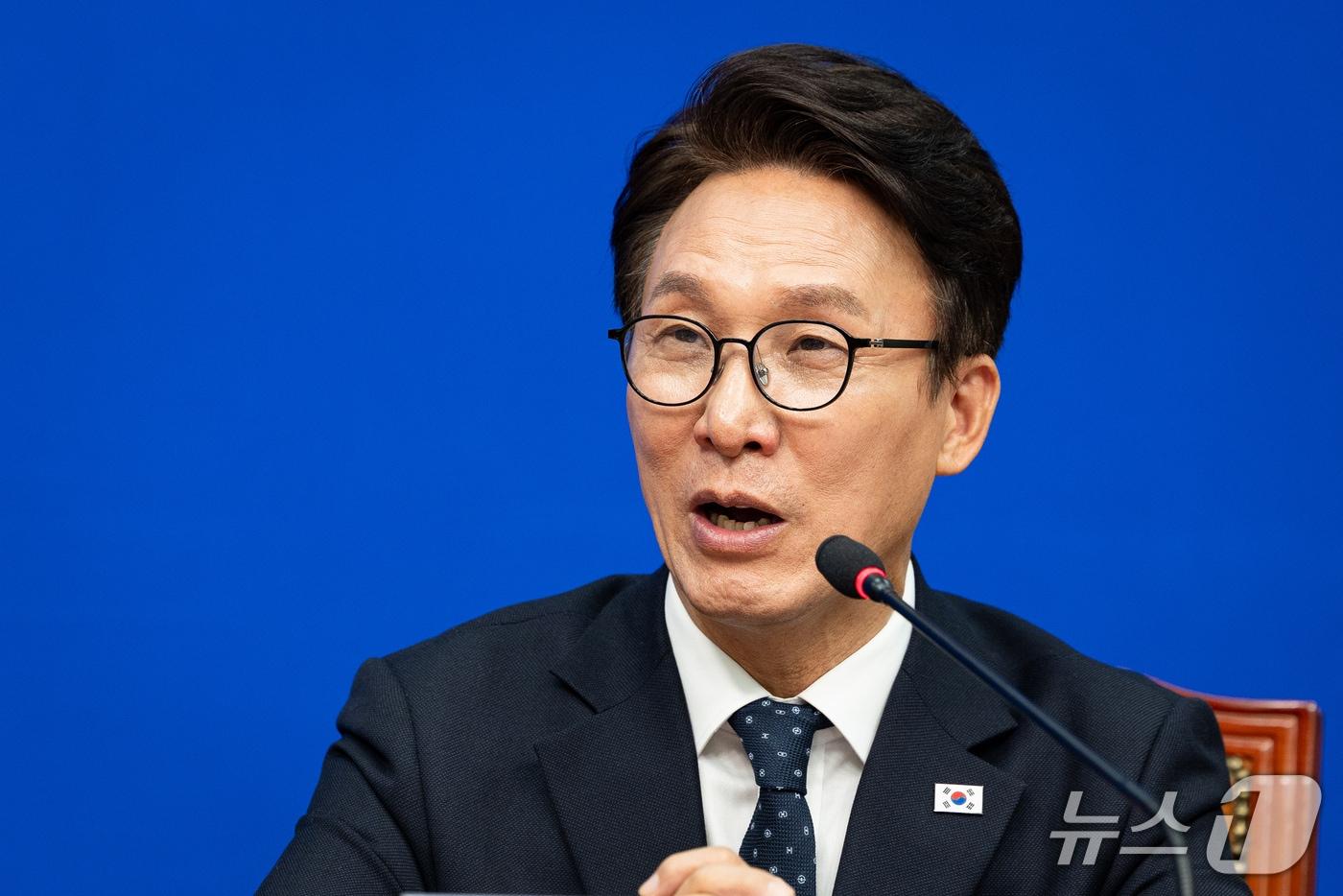 본문 이미지 - 김민석 더불어민주당 대표가 지난 15일 서울 여의도 국회에서 미즈시마 고이치 주한일본대사를 접견하고 있다. 2026.10.15 ⓒ 뉴스1 유승관 기자
