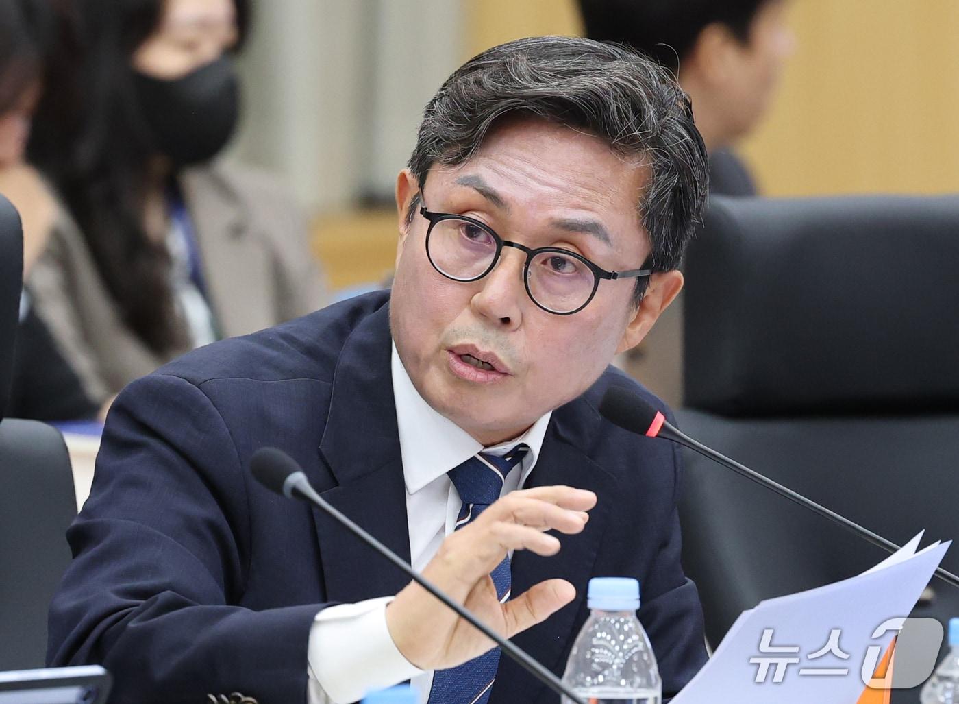 본문 이미지 - 안도걸 더불어민주당 의원이 15일 오전 정부대전청사에서 국회 재정경제기획위원회의 국가데이터처, 관세청, 조달청에 대한 국정감사에서 질의하고 하고 있다. 2026.10.15 ⓒ 뉴스1 김기태 기자