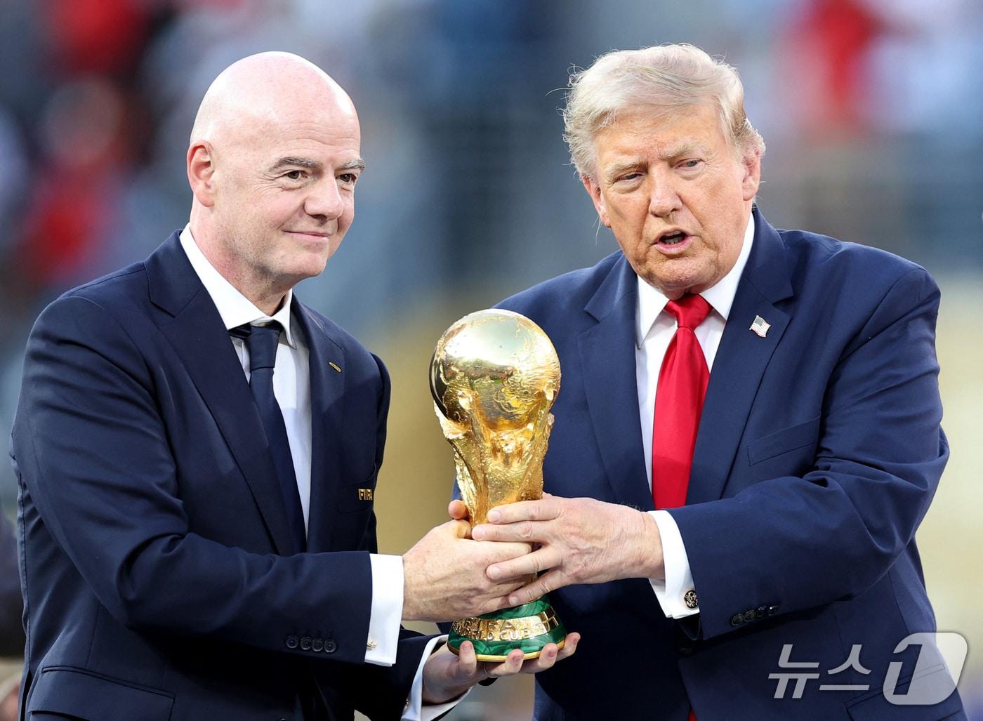 본문 이미지 - 도널드 트럼프 미국 대통령(오른쪽)과 잔니 인판티노 FIFA 회장 ⓒ AFP=뉴스1
