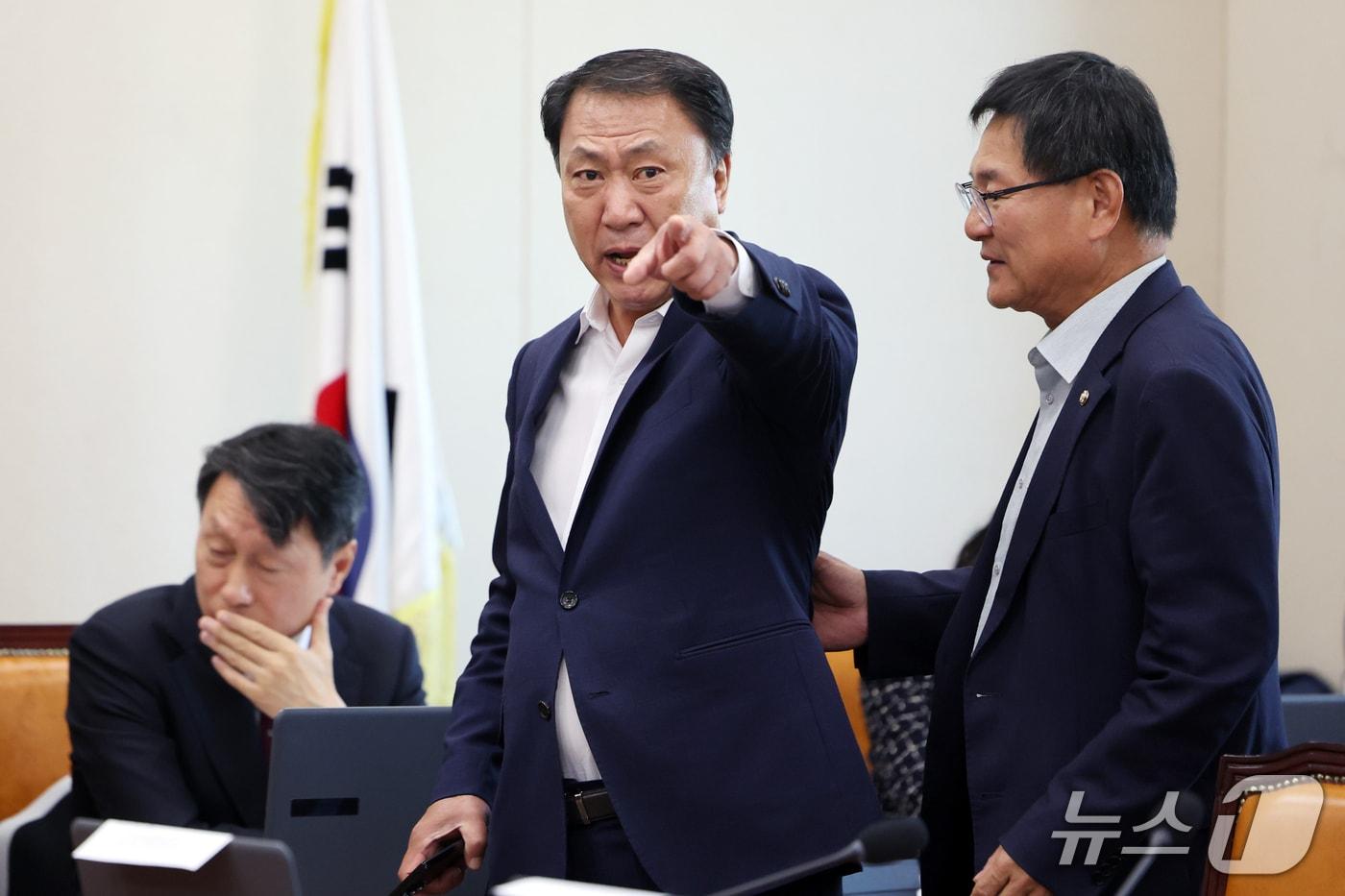 본문 이미지 - 김위상 국민의힘 기후환노위 의원이 15일 서울 여의도 국회 기후에너지환경노동위원회에서 열린 중앙환경분쟁조정피해구제위원회 등에 대한 국정감사에서 남광우 한국환경산업기술원장의 발언 등에 항의하며 퇴장하고 있다. 2026.10.15 ⓒ 뉴스1 황기선 기자