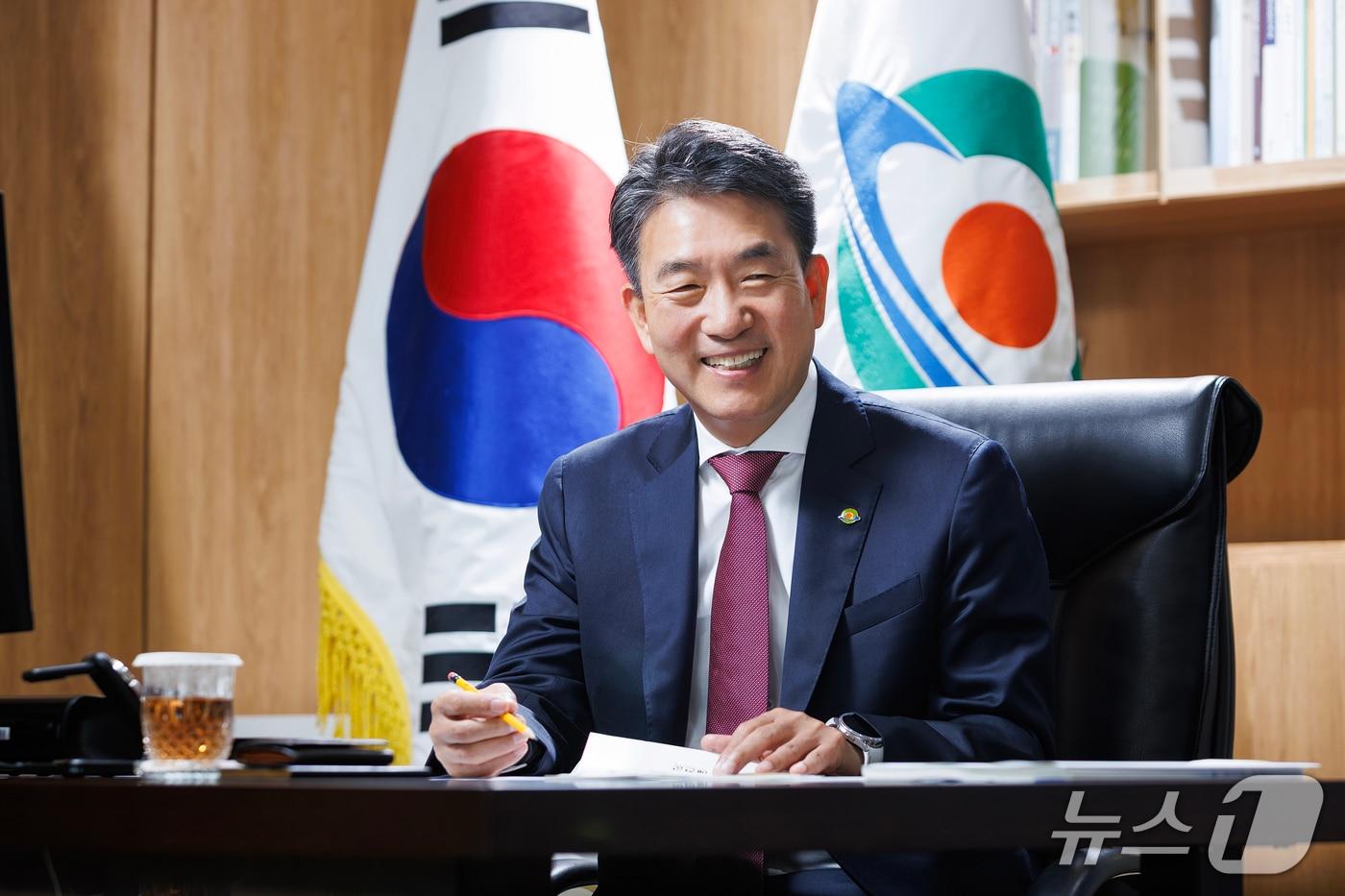 본문 이미지 - 안병윤 경북 예천군수가 도청신도시의 일자리 확충과 원도심 상권 활성화, 농업 경쟁력 강화를 민선 9기 핵심 과제로 제시했다. (예천군 제공. 재판매 및 DB 금지)/뉴스1