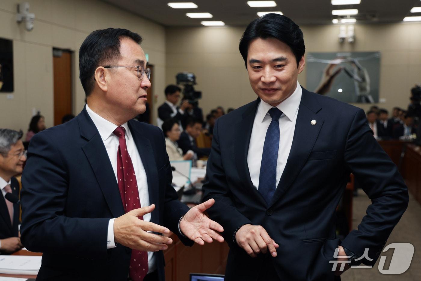 본문 이미지 - 국회 과방위 한준호 더불어민주당 간사와 최형두 국민의힘 간사가 15일 서울 여의도 국회 과학기술정보방송통신위원회에서 열린 정보통신산업진흥원 등에 대한 국정감사에서 대화를 나누고 있다. 2026.10.15 ⓒ 뉴스1 황기선 기자