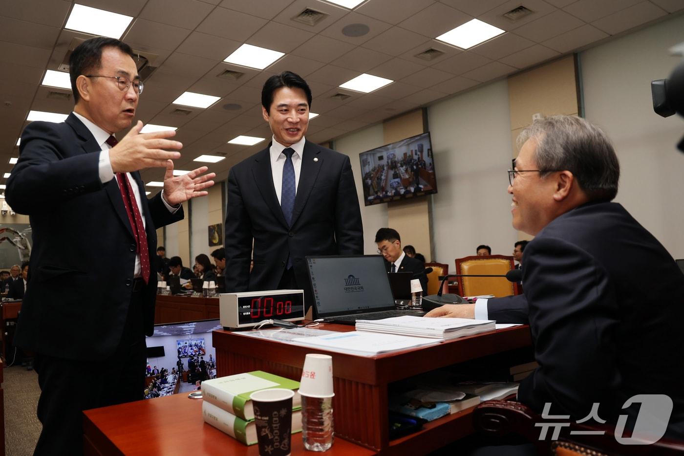 본문 이미지 - 송기헌 국회 과방위원장과 한준호 더불어민주당 간사, 최형두 국민의힘 간사가 15일 서울 여의도 국회 과학기술정보방송통신위원회에서 열린 정보통신산업진흥원 등에 대한 국정감사에서 대화를 나누고 있다. 2026.10.15 ⓒ 뉴스1 황기선 기자