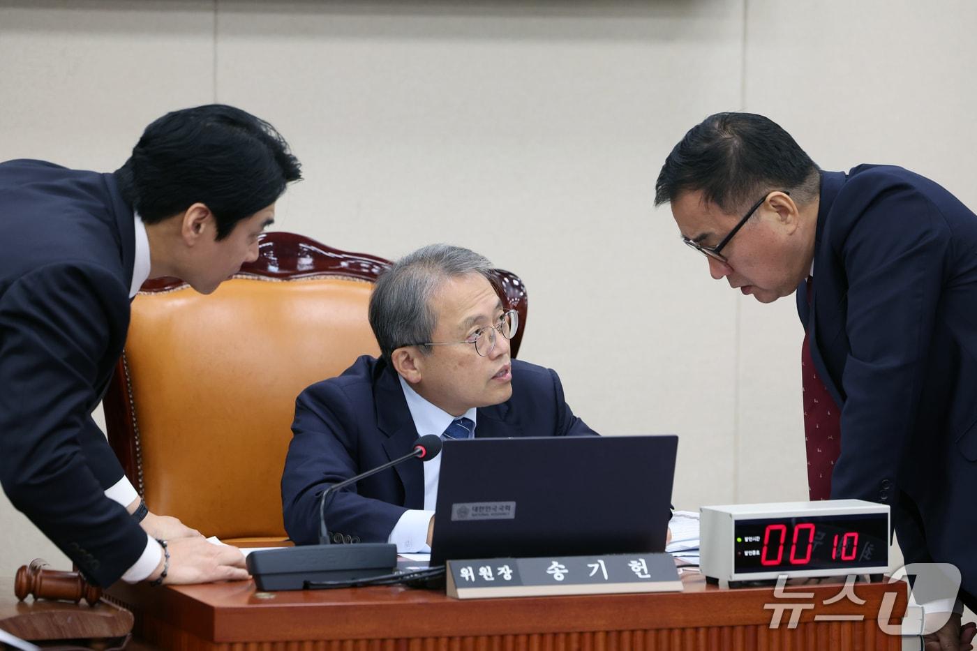 본문 이미지 - 송기헌 국회 과방위원장과 한준호 더불어민주당 간사, 최형두 국민의힘 간사가 15일 서울 여의도 국회 과학기술정보방송통신위원회에서 열린 정보통신산업진흥원 등에 대한 국정감사에서 대화를 나누고 있다. 2026.10.15 ⓒ 뉴스1 황기선 기자