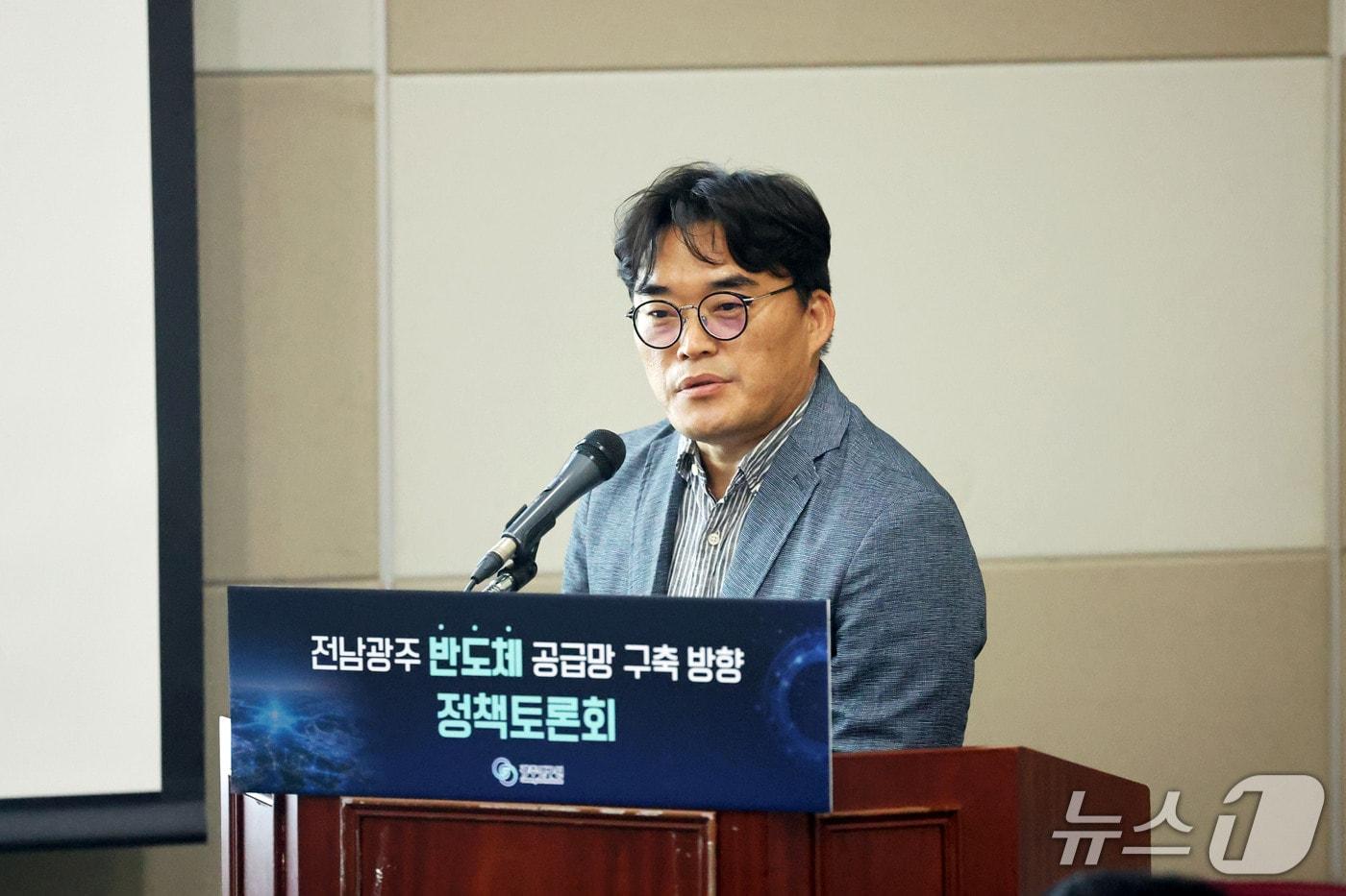 본문 이미지 - 조진희 충북연구원 경제미래연구부장이 15일 전남광주 서구 김대중컨벤션센터에서 광주연구원 주최·주관으로 열린 '전남광주 반도체 공급망 구축 방향 정책토론회'에서 첨단반도체산업의 미래와 지역전략산업 육성방향에 관한 내용을 발언하고 있다. ⓒ 뉴스1 조수민 기자