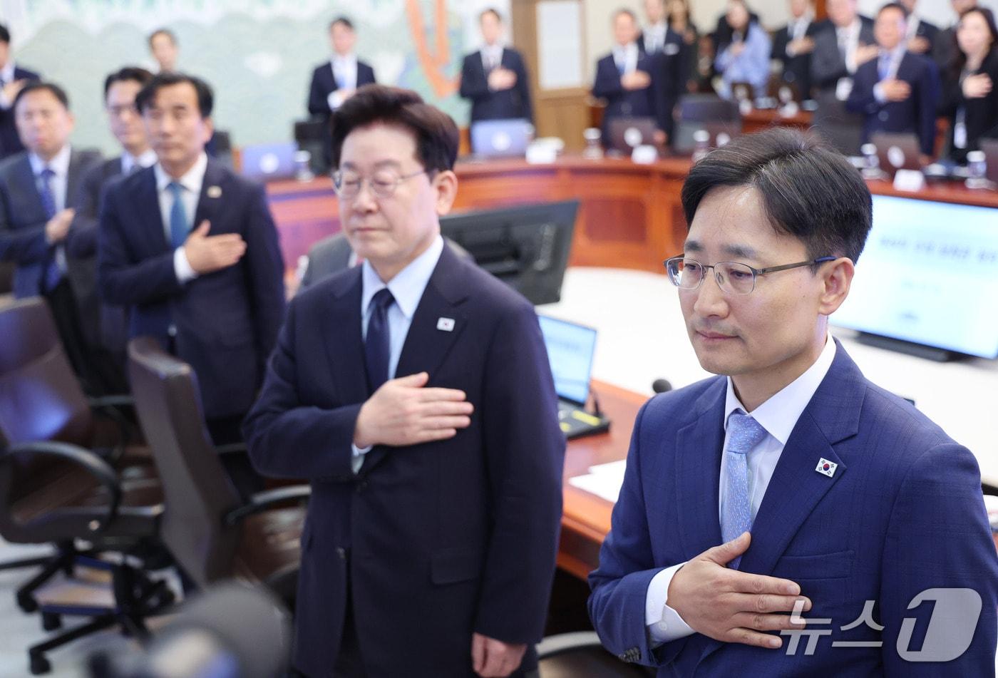 본문 이미지 - 임광현 비서실장이 15일 청와대에서 열린 수석보좌관회의에서 국민의례를 하고 있다. 2026.10.15 ⓒ 뉴스1 이재명 기자