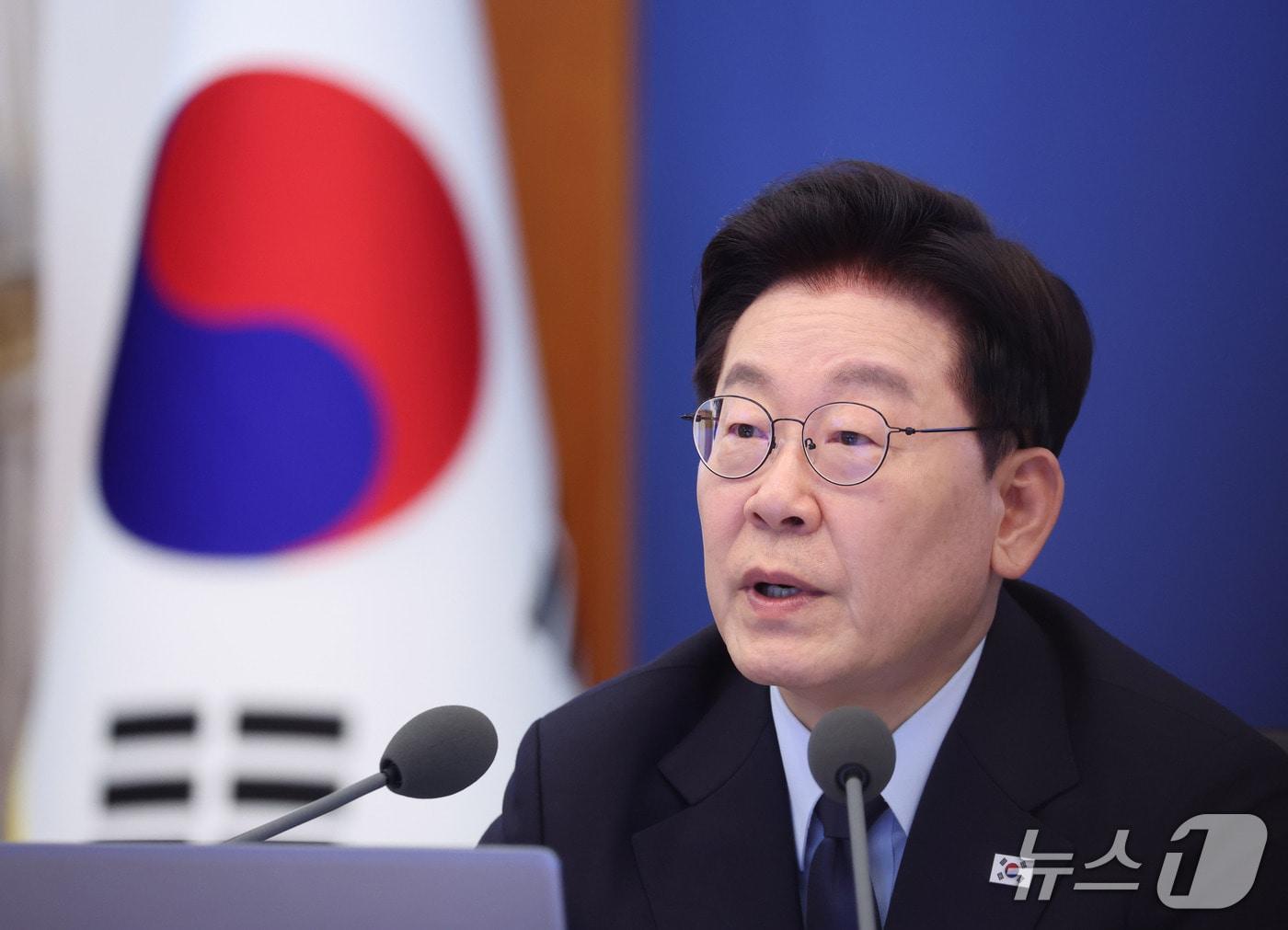 본문 이미지 - 이재명 대통령이 15일 청와대에서 열린 수석보좌관회의에서 발언을 하고 있다. 2026.10.15 ⓒ 뉴스1 이재명 기자