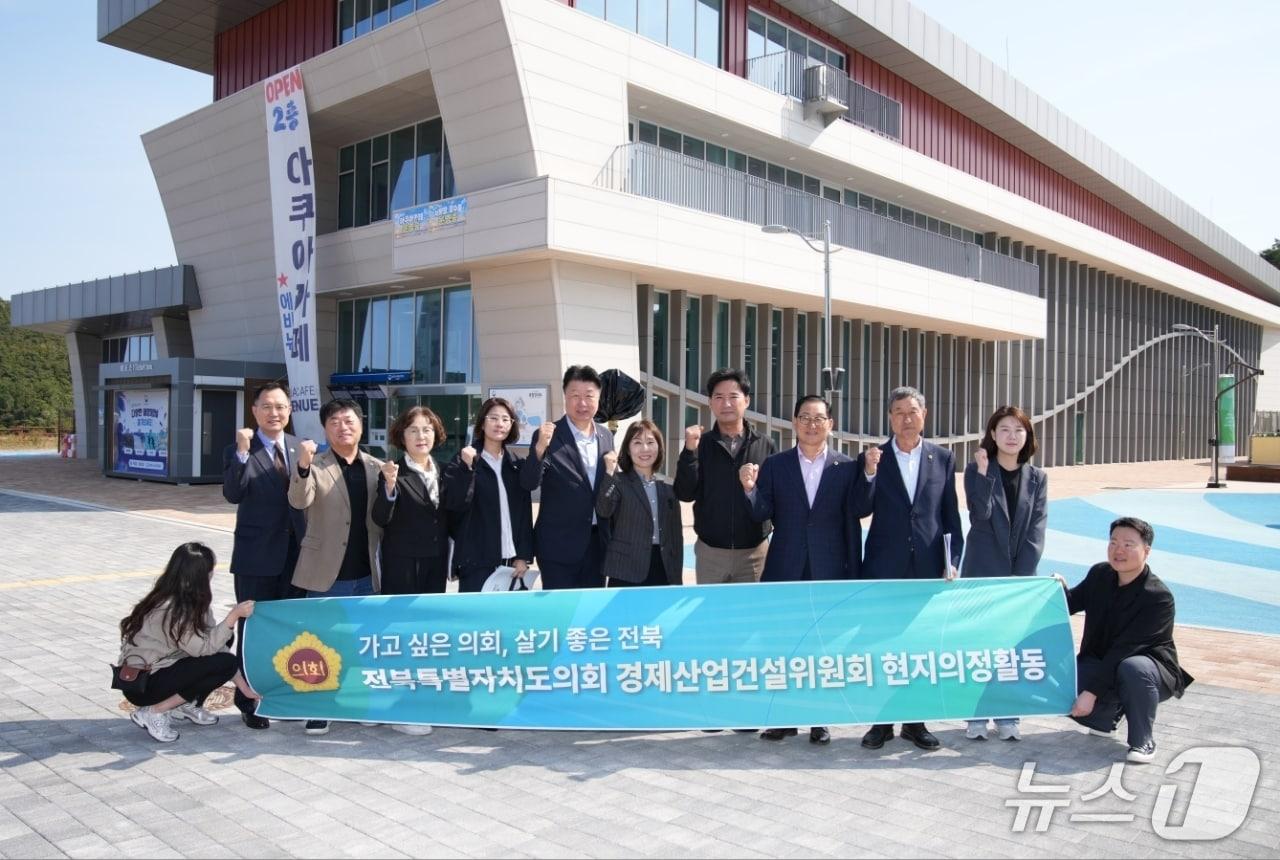 본문 이미지 - 15일 전북도의회 경제산업건설위원회가 새만금 현장을 찾아 현지 의정활동을 펼치고 있다.(의회 제공, 재판매 및 DB 금지)2026.10.15/뉴스1