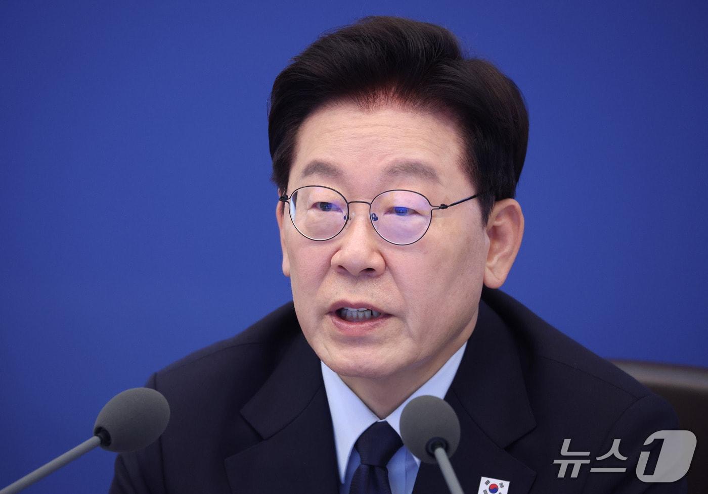 본문 이미지 - 이재명 대통령이 15일 청와대에서 열린 수석보좌관회의에서 발언을 하고 있다.2026.10.15 ⓒ 뉴스1 이재명 기자