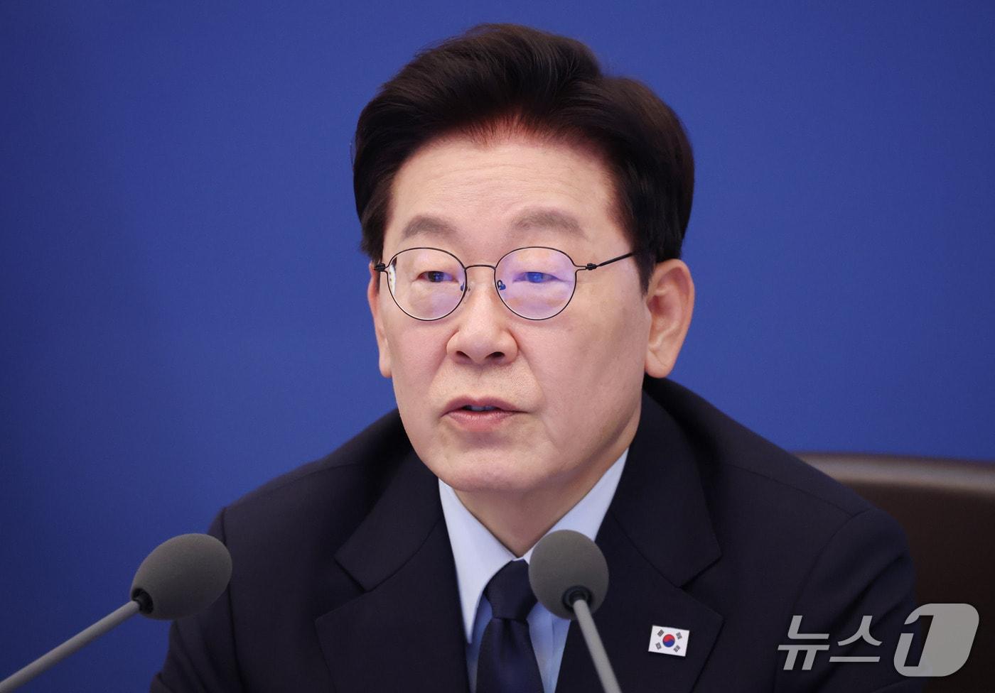 본문 이미지 - 이재명 대통령이 15일 청와대에서 열린 수석보좌관회의에서 발언을 하고 있다. 이 자리에서 이 대통령은 장모 살인사건 등 관계성 범죄와 무차별 흉기난동 사건이 잇따르는 것과 관련, "전쟁을 선포한다는 각오로 특단의 대책을 조속하게 수립해야 되겠다＂고 지시했다. 2026.10.15 ⓒ 뉴스1 이재명 기자