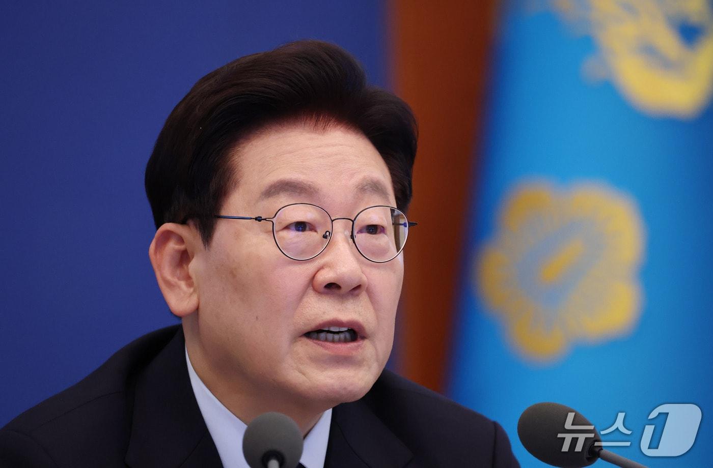 본문 이미지 - 이재명 대통령이 15일 청와대에서 열린 수석보좌관회의에서 발언을 하고 있다. 2026.10.15 ⓒ 뉴스1 이재명 기자