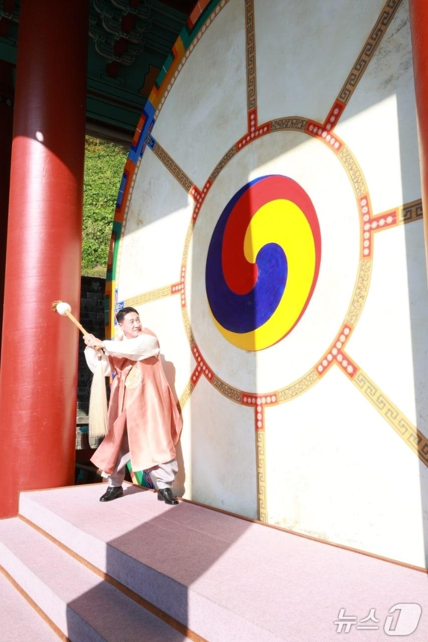 본문 이미지 -  15일 정영철 영동군수가 천고각에서 타북하며 난계국악축제 개막을 알리고 있다.(영동군 제공. 재판매 및 DB 금지) 2026.10.15/뉴스1