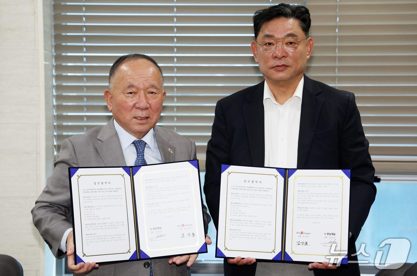 본문 이미지 - 김상풍 뉴스1 광주전남본부 대표(왼쪽)와 김경남 전남매일 대표가 15일 전남광주 서구 치평동 뉴스1 광주전남본부 사무실에서 언론창달과 지역발전을 위한 업무협약(MOU)을 맺고 기념촬영을 하고 있다. 2026.10.15 ⓒ 뉴스1 이승현 기자