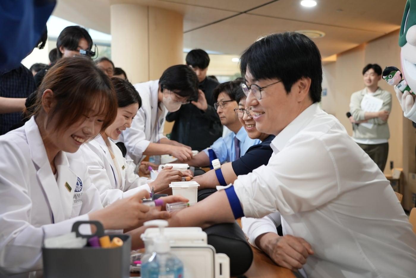 본문 이미지 - 15일 국가통합바이오빅데이터 구축 사업 바이오 데이터 기증행사에서 하정우 국가AI전략위원회 부위원장이 채혈을 하고 있다. (국가AI전략위 제공)