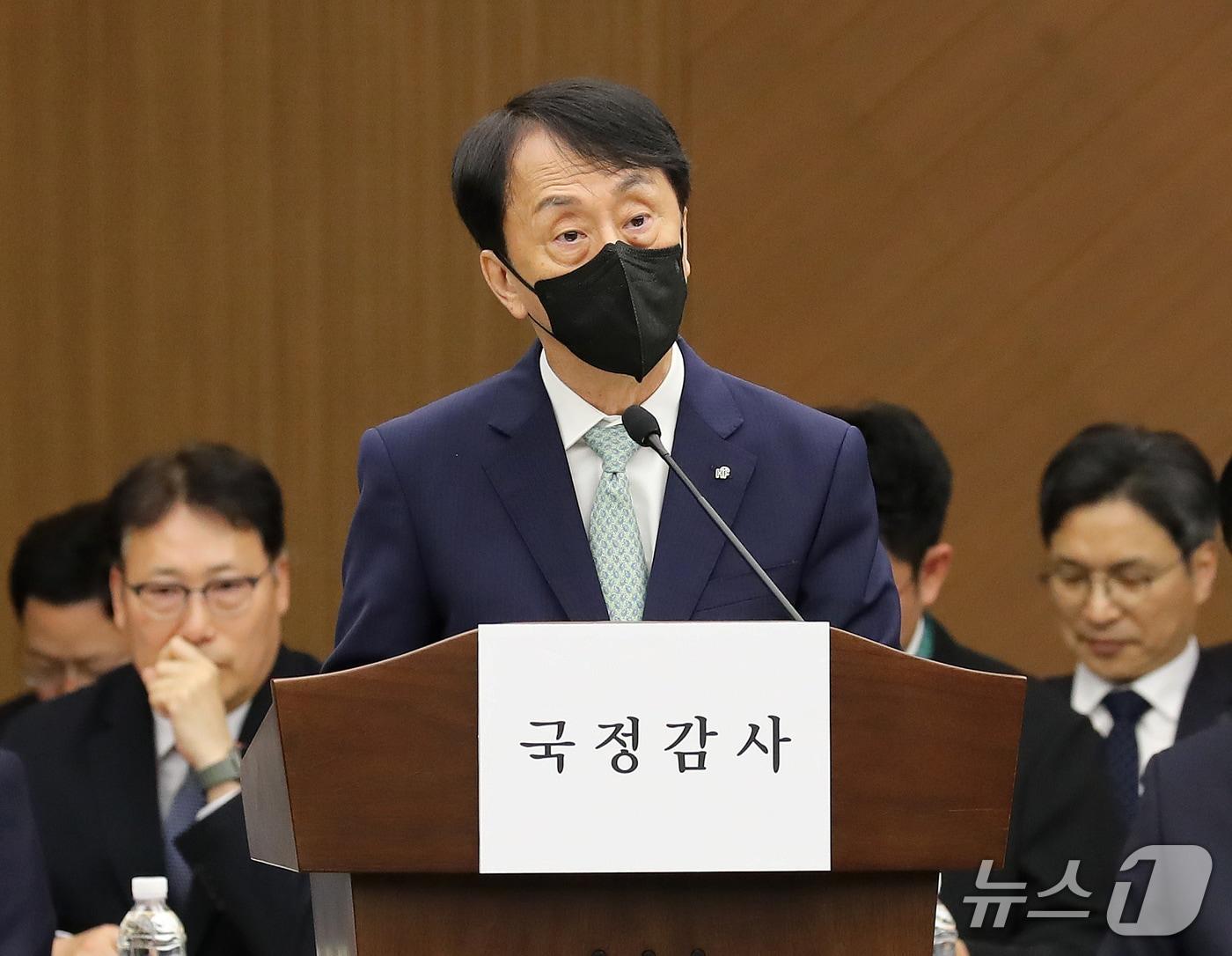 본문 이미지 - 김경환 한국주택금융공사 사장이 15일 오후 부산 남구 부산국제금융센터(BIFC)에서 열린 국회 정무위원회의 한국자산관리공사, 한국주택금융공사, 신용보증기금에 대한 국정감사에서 업무보고를 하고 있다. 2026.10.15 ⓒ 뉴스1 윤일지 기자