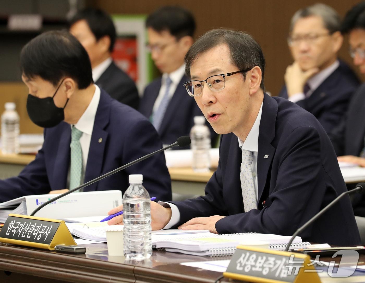 본문 이미지 - 정정훈 한국자산관리공사 사장이 15일 오후 부산 남구 부산국제금융센터(BIFC)에서 열린 국회 정무위원회의 한국자산관리공사, 한국주택금융공사, 신용보증기금에 대한 국정감사에서 의원 질의에 답변하고 있다. 2026.10.15 ⓒ 뉴스1 윤일지 기자