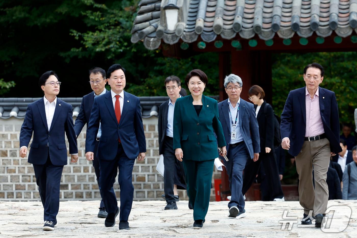 본문 이미지 - 국회 문화체육관광위원회 국민의힘 조은희 간사와 김석기, 김승수, 윤용근 의원이 15일 오후 서울시 종로구 종묘 정전으로 세운4구역 재정비촉진사업 개요 및 이격거리, 건축물 높이 실증 등을 점검하기 위해 걸어오고 있다. 2026.10.15 ⓒ 뉴스1 박정호 기자