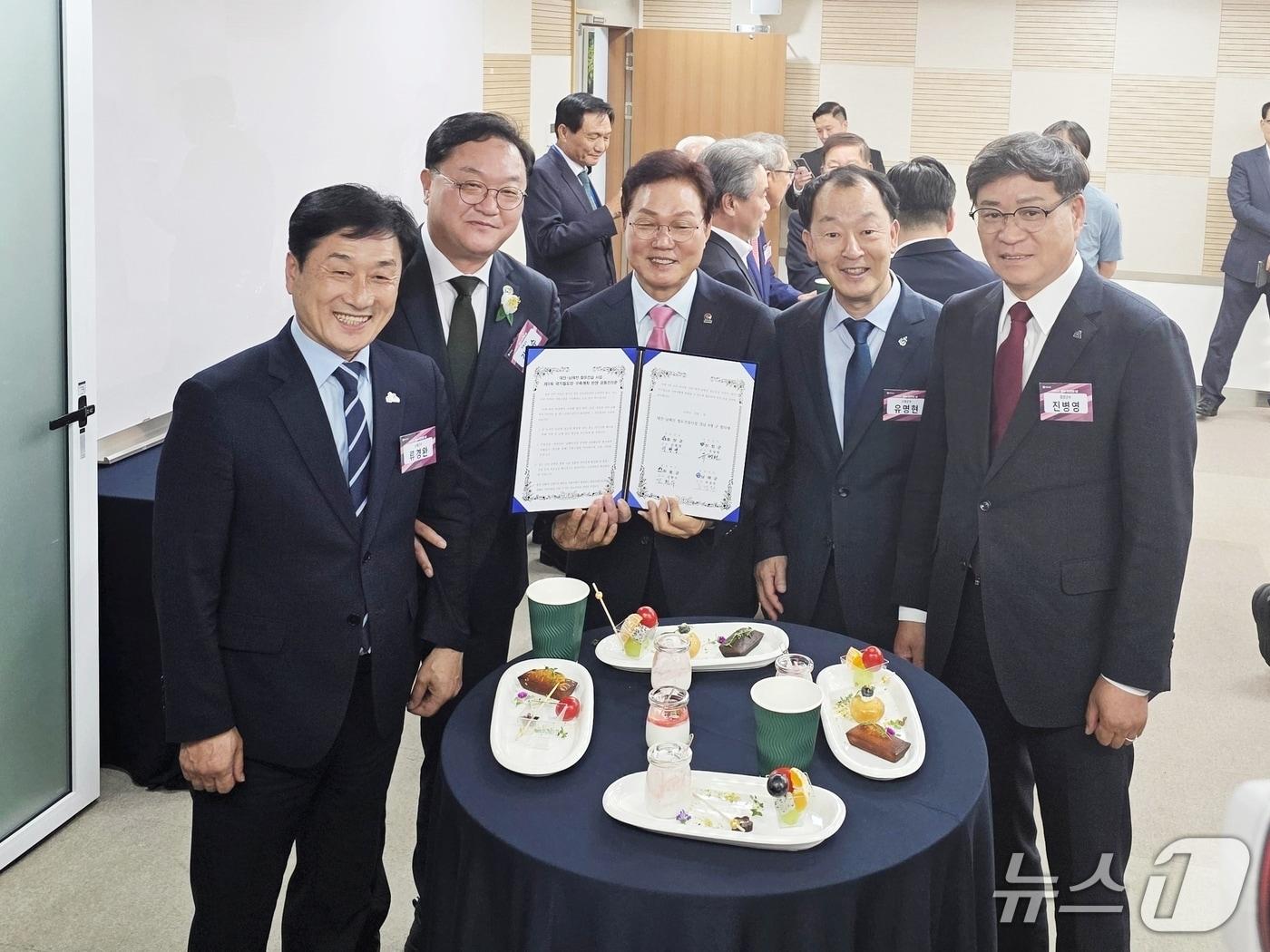 본문 이미지 - 함양·산청·하동·남해군수가 14일 박완수 경남도지사에게 '대전~남해선 철도 개설 사업'의 국가철도망 구축계획 반영 촉구 공동건의문을 전달했다. 왼쪽부터 류경완 남해군수, 김현수 하동군수, 박완수 지사, 유명현 산청군수, 진병영 함양군수.(함양군 제공. 재판매 및 DB 금지).