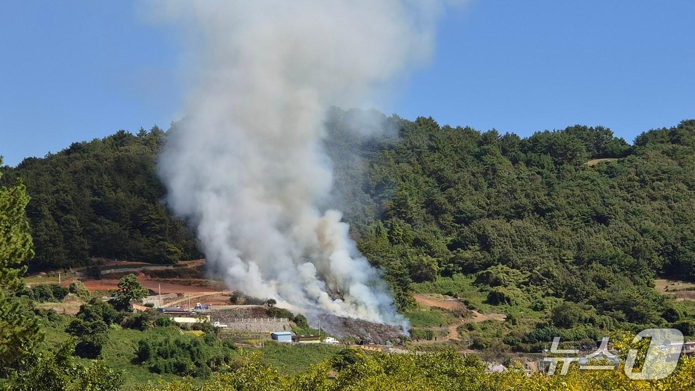 본문 이미지 - 15일 오전 10시 36분쯤 전남광주 고흥군 동일면 한 밭에서 화재가 발생했다. (전남광주통합소방본부 제공. 재판매 및 DB금지)