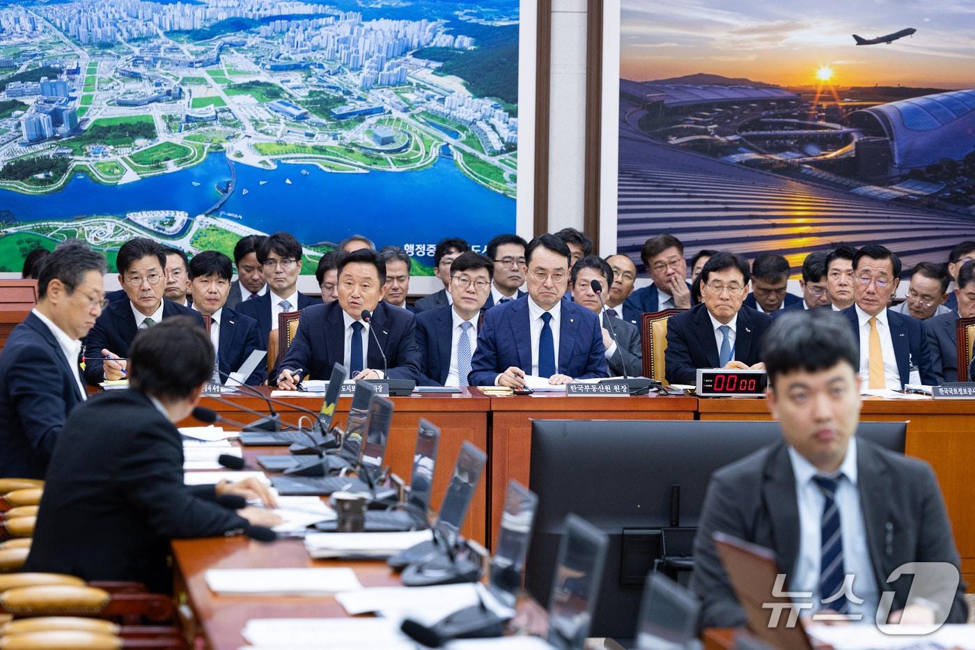 본문 이미지 - 최인호 주택도시보증공사 사장이 15일 서울 여의도 국회에서 열린 국토교통위원회의 한국부동산원 등에 대한 국정감사에 출석해 의원 질의에 답하고 있다. 2026.10.15 ⓒ 뉴스1 유승관 기자