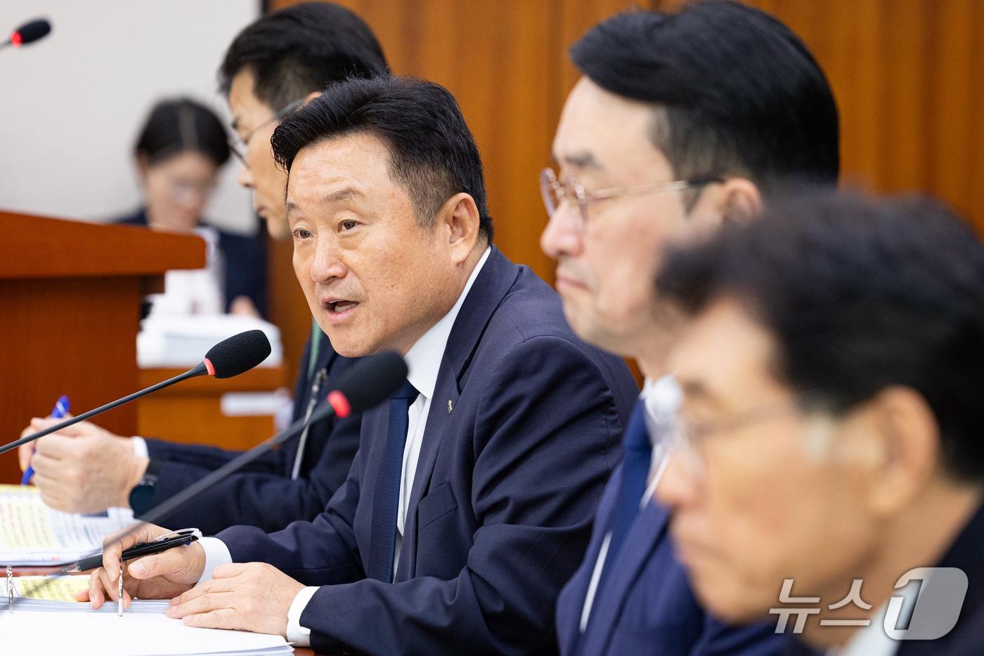 본문 이미지 - 최인호 주택도시보증공사 사장이 15일 서울 여의도 국회에서 열린 국토교통위원회의 한국부동산원 등에 대한 국정감사에 출석해 의원 질의에 답하고 있다. 2026.10.15 ⓒ 뉴스1 유승관 기자