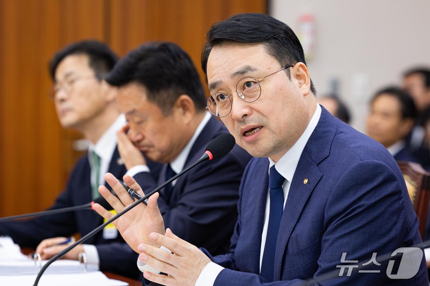 본문 이미지 - 이헌욱 한국부동산원장이 15일 서울 여의도 국회에서 열린 국토교통위원회의 한국부동산원 등에 대한 국정감사에 출석해 의원 질의에 답하고 있다. 2026.10.15 ⓒ 뉴스1 유승관 기자
