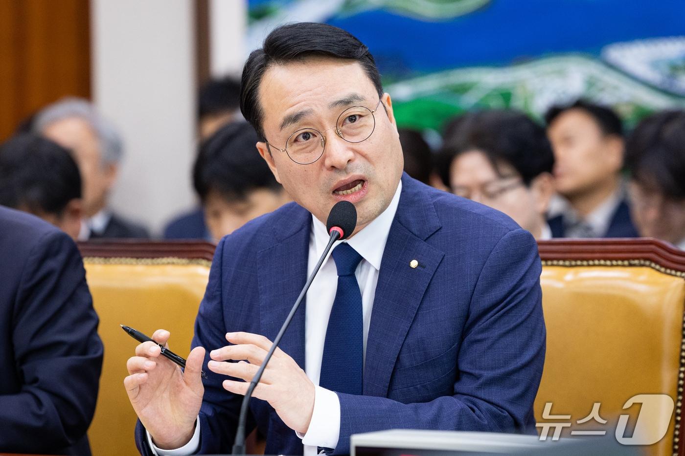 본문 이미지 - 이헌욱 한국부동산원장이 15일 서울 여의도 국회에서 열린 국토교통위원회의 한국부동산원 등에 대한 국정감사에 출석해 의원 질의에 답하고 있다. 2026.10.15 ⓒ 뉴스1 유승관 기자