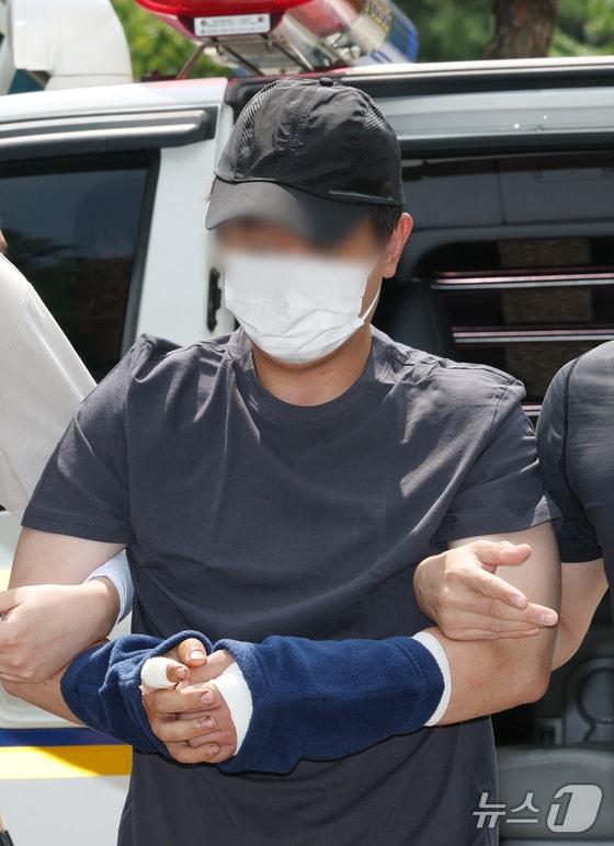 본문 이미지 - 지난 8월 22일 오후 경기 용인시 기흥구 용인서부경찰서로 지인을 살해하고 도주한 30대 남성 A 씨가 압송되고 있다. 2025.8.22/뉴스1 ⓒ News1 김영운 기자