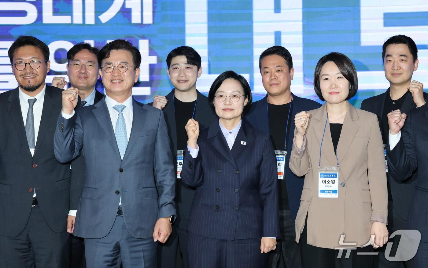 본문 이미지 - 한성숙 국무총리가 15일 대전 유성구 한국전자통신연구원에서 열린 지역 창업 생태계 활성화를 위한 대토론회에서 허태정 대전시장, 이소영 중소벤처기업부 장관 등 참석자들과 기념촬영 하고 있다. 2026.10.15 ⓒ 뉴스1 김기태 기자