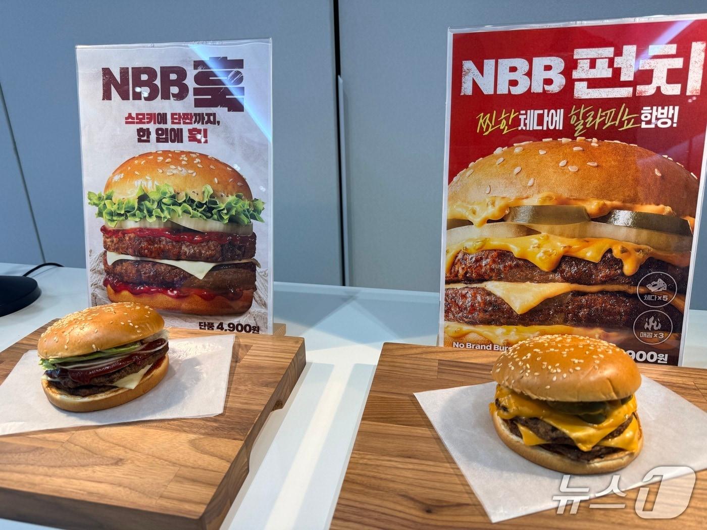 본문 이미지 - 노브랜드 버거 'NBB 훅'과 'NBB 펀치' 버거. ⓒ News1 황두현 기자