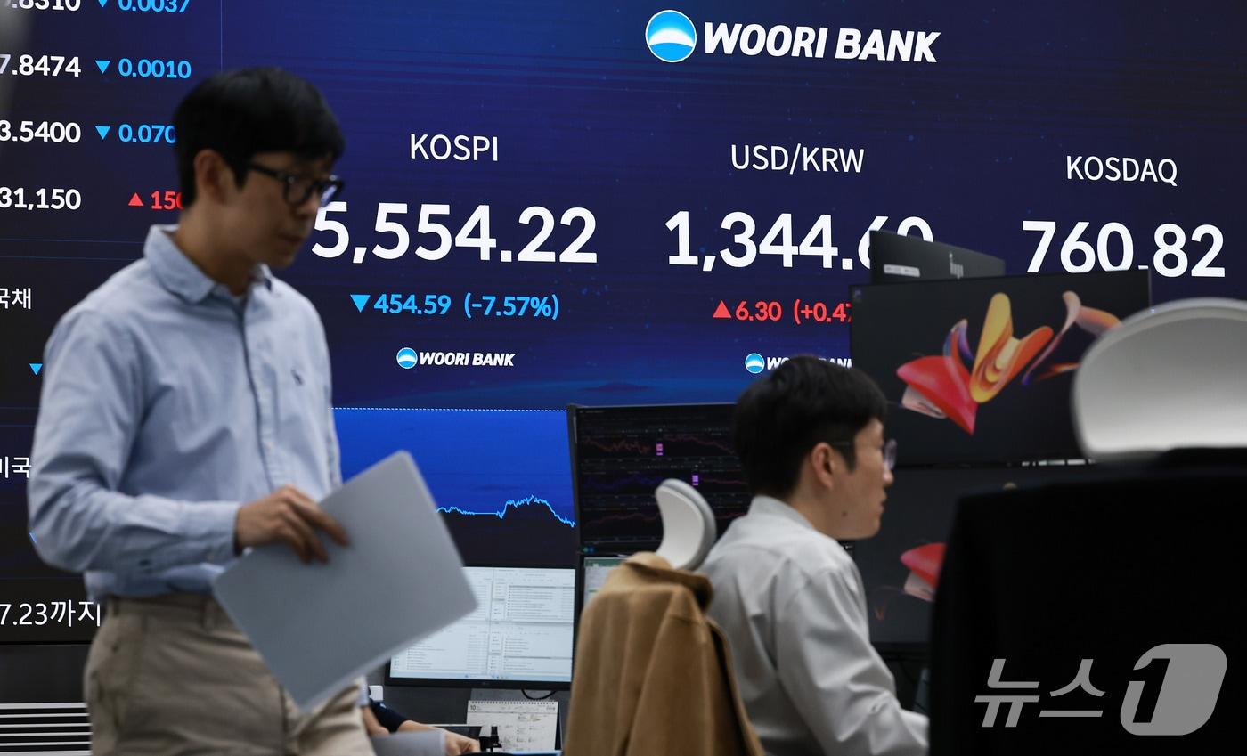 본문 이미지 - 코스피와 코스닥 지수가 장중 8%가 넘는 낙폭을 기록하며 양 시장에 연달아 서킷브레이커가 발동한 15일 서울 중구 우리은행 본점 딜링룸 전광판에 코스피와 코스닥 등 시황이 나타나고 있다. 2026.10.15 ⓒ 뉴스1 구윤성 기자