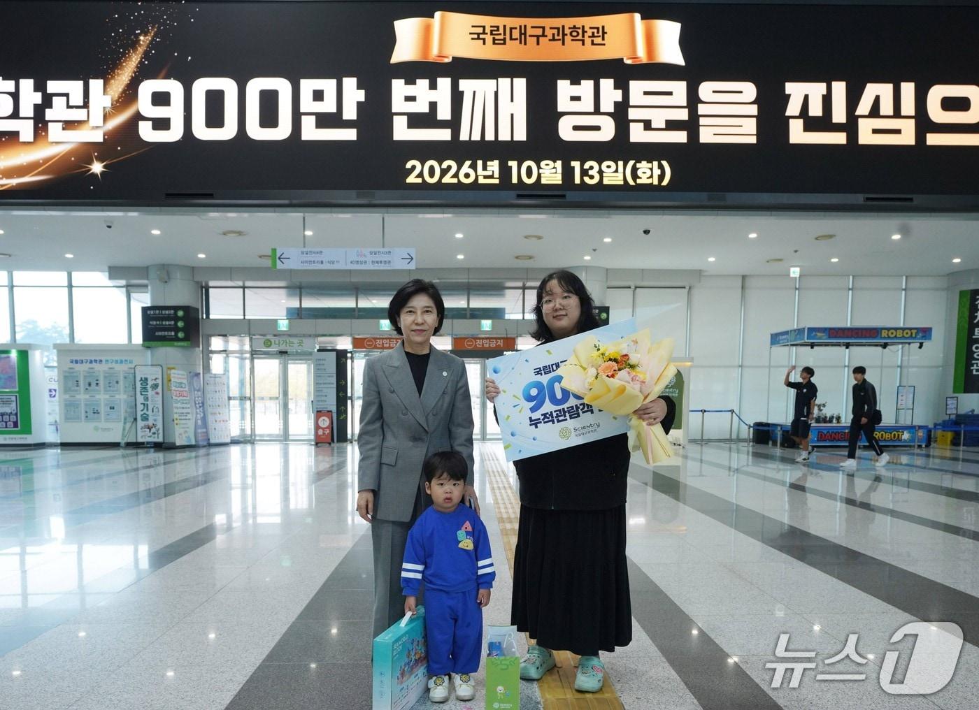 본문 이미지 - 이난희 국립대구과학관 관장(왼쪽)이 900만 번째 관람객인 손지윤 씨에게 꽃다발을 전달했다.(대구과학관 제공, 재판매 및 DB 금지)