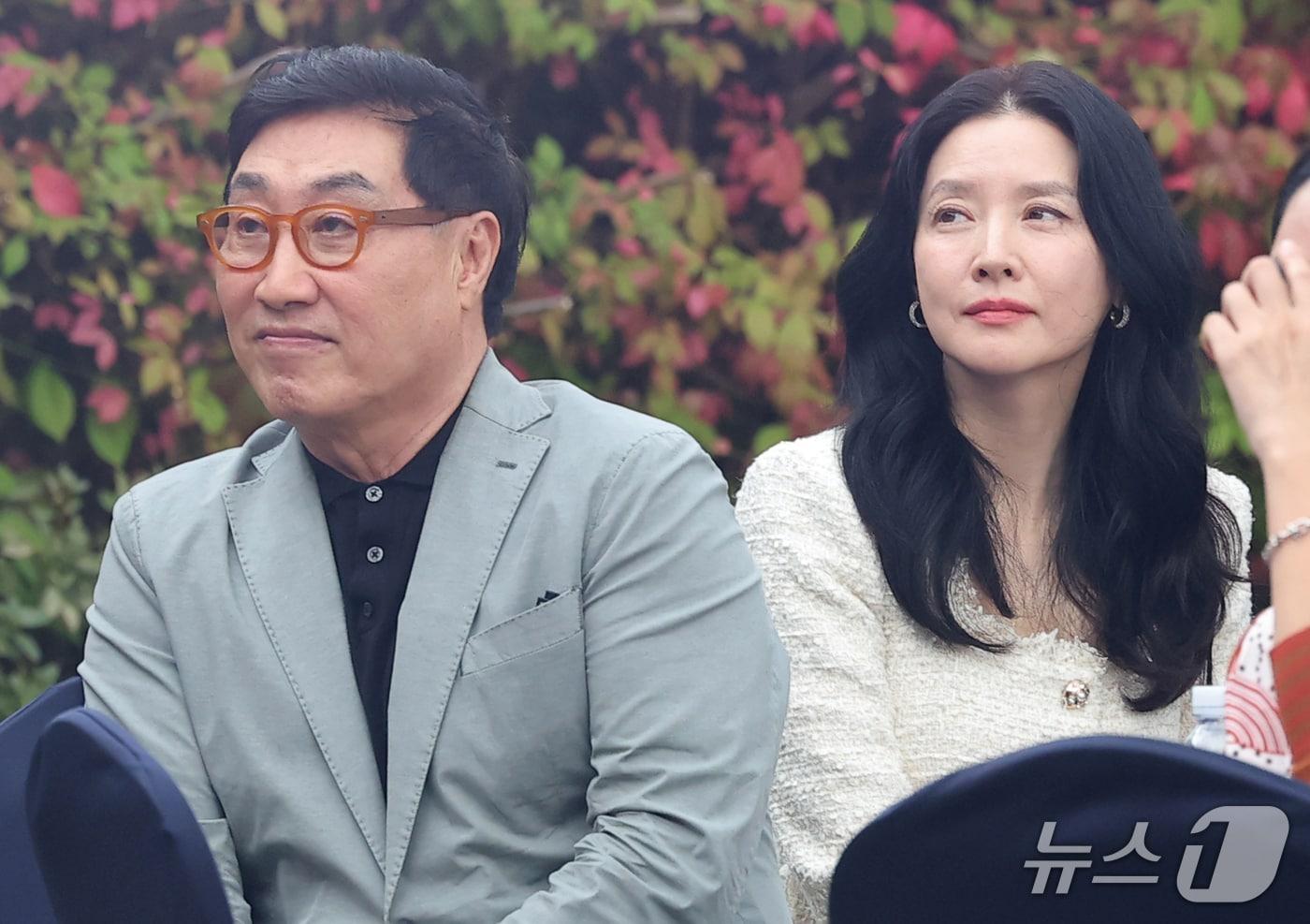 본문 이미지 - 배우 이영애 정호영 부부가 15일 서울 강동구 스테이지28에서 열린 제16회 아름다운예술인상 시상식에 참석해 식을 바라보고 있다. 2026.10.15 ⓒ 뉴스1 권현진 기자