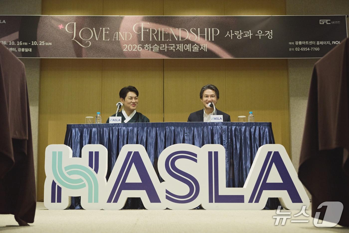 본문 이미지 - 조재혁 하슬라국제예술제 예술감독(오른쪽)과 국악인 서의철이 15일 강릉 라카이 샌드파인에서 열린 미디어 브리핑에서 올해 예술제에 대해 설명하고 있다.(하슬라국제예술제 제공. 재판매 및 DB 금지) 2026.10.15/뉴스1