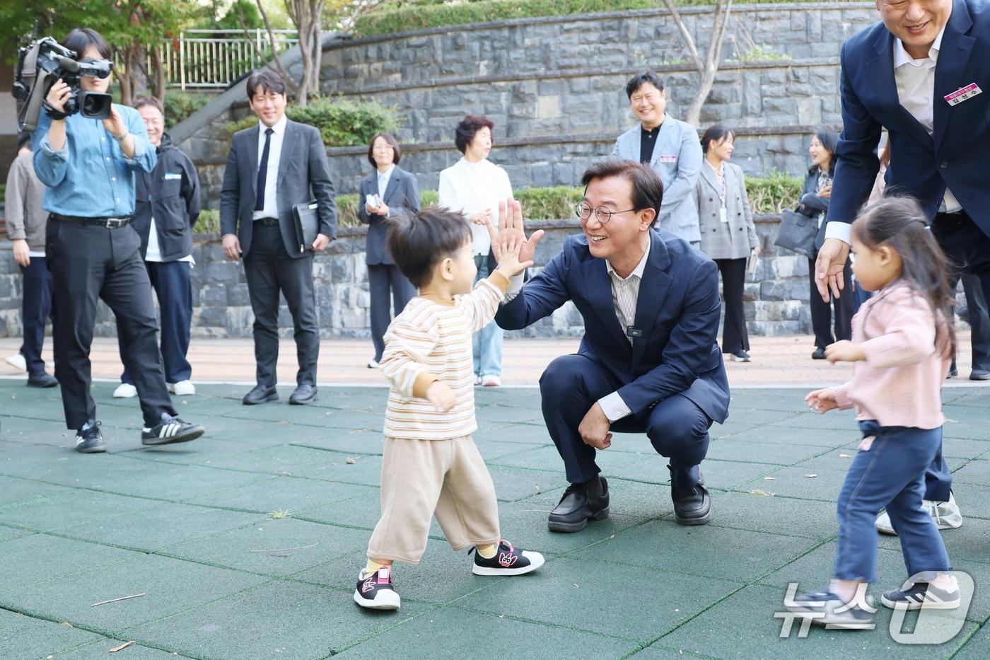 본문 이미지 - 전재수 부산시장이 15일 해운대구 별바라기공원에서 아이와 하이파이브를 하고 있다.(부산시 제공. 재판매 및 DB금지)