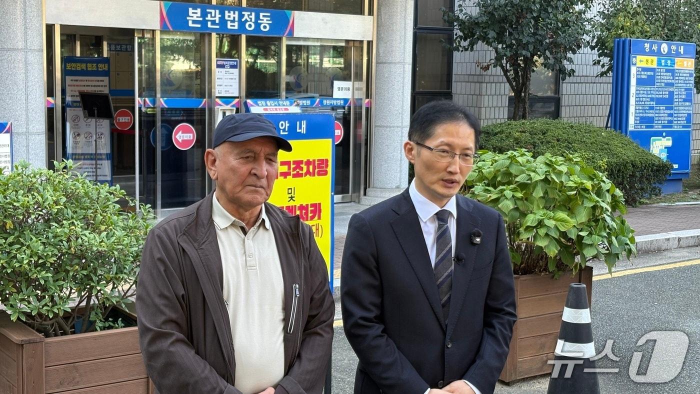 본문 이미지 - 박준영 변호사(오른쪽)와 아크말 씨의 부친 보조로브 아슬람 씨가 15일 창원지법 법정동 앞에서 아크말 씨의 재심 결정과 관련한 취재진의 질문에 답하고 있다. 2026.10.15/뉴스1 강정태 기자