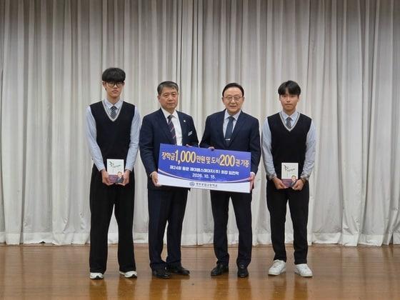 본문 이미지 - 제이엠스테이지㈜ 임헌학 회장이 15일 모교인 청주공업고등학교를 찾아 장학금 1000만 원과 도서 200권을 기탁했다.(충북교육청 제공. 재판매 및 DB 금지) 2026.10.15/뉴스1